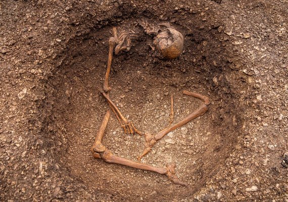 Arqueólogos encontram esqueletos entrelaçados em silo na França