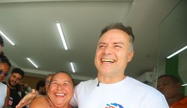 Renan Filho recebe homenagem de cooperativistas durante visita a Piaçabuçu