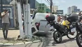 Táxi tomba após colisão em cruzamento da Avenida Gustavo Paiva