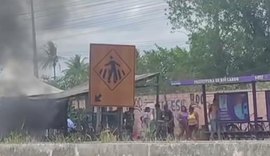 Moradores de Rio Largo bloqueiam BR-104 contra falta de água