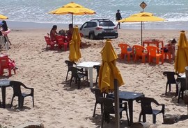 Veículo atola em praia de Riacho Doce e motorista abandona o local