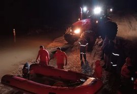 Funcionário é resgatado após ficar ilhado em casa de bomba devido às fortes chuvas