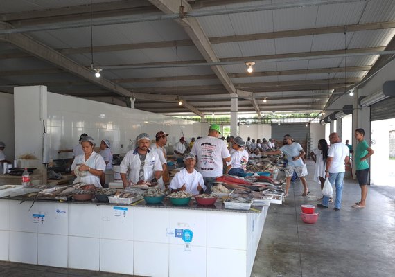 Vendedores relatam baixa procura por pescados antes da Semana Santa, em Maceió
