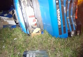 Acidente entre caminhões e carro na AL 110 deixa uma pessoa morta e outra ferida