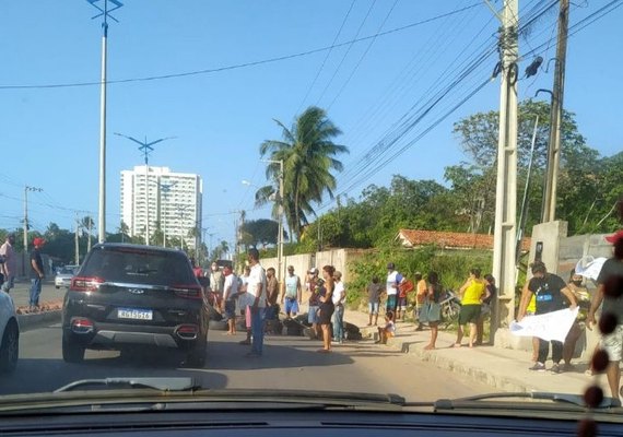Moradores de Guaxuma bloqueiam parcialmente AL-101 Norte em protesto nesta segunda (27)