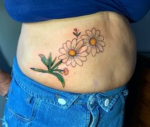Projeto social 'Linhas de Recomeço' transforma cicatrizes em arte por meio de tatuagens