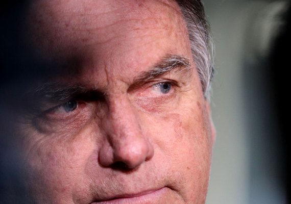 Bolsonaro tem crise de soluço e passa por atendimento médico na prisão