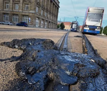Calor extremo na Alemanha derrete asfalto e interrompe serviço de bondes