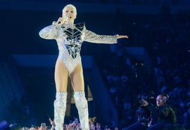 'Último voo da virilha': Xuxa ironiza críticas ao figurino em show