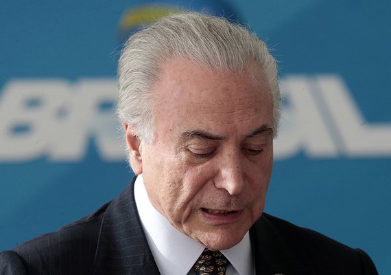 Temer sai discretamente após entregar faixa a Bolsonaro e ouvir vaias