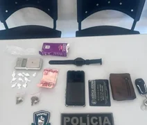 Homens tentam furtar moto, são cercados por moradores e presos com drogas