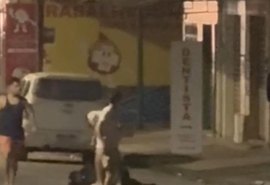 Jovens espancam homem em via pública na parte alta de Maceió