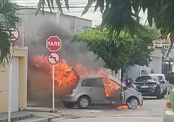 VÍDEO: Veículo pega fogo e fica destruído, no bairro de Cruz das Almas