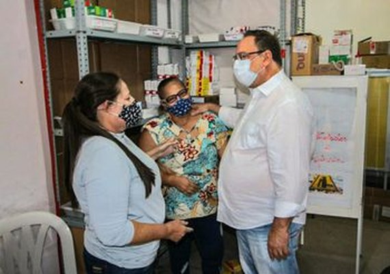 Luciano Barbosa visita UBS e reativa programa de atenção a mulher