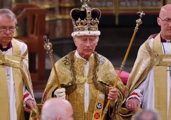Rei Charles III e rainha Camilla são coroados
