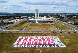 Protesto de povos indígenas na Câmara dos Deputados acaba com feridos por bombas de efeito moral