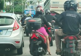 Conduzir motocicleta com calçado inadequado é a 2ª infração mais comum em Alagoas
