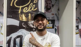 Cetro de Pelé é vendido por R$ 1,2 milhão em leilão de Neymar