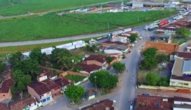 Casal efetua limpeza de estação de captação do sistema que atende a Messias