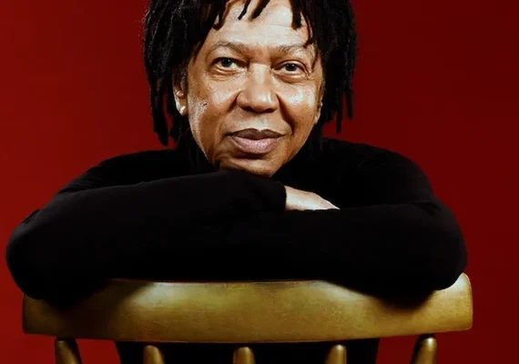 Djavam recebe prêmio de melhor intérprete da MPB