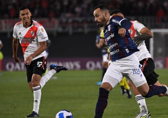 Conmebol pune River por atos racistas contra torcida do Fortaleza