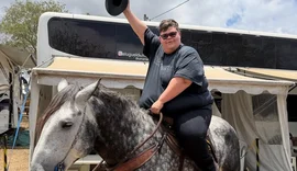 Gordão da XJ realiza sonho de montar a cavalo após perder 115 kg