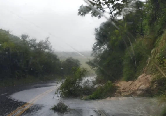 Barreira cai em trecho BR-101 em Junqueiro e motoristas devem ficar sob alerta