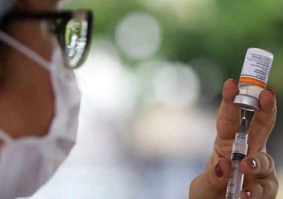 Brasil recebe primeiro lote de vacinas atualizadas contra variante da Covid-19