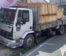 Motorista perde controle de caminhão na Ladeira dos Martírios, em Maceió