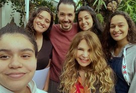 Elba Ramalho grava música com os quatro filhos pela primeira vez