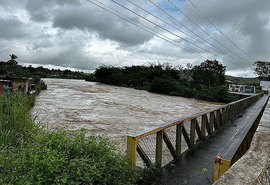 Rio Mundaú sobe e Defesa Civil retira famílias de áreas de risco em Rio Largo