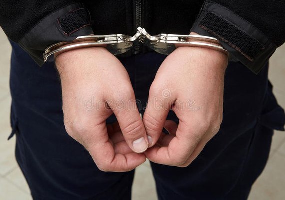PC prende um dos suspeitos de roubar corrente de prata no Jacintinho