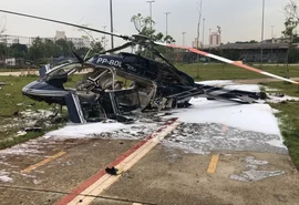 Vídeo: Helicóptero com duas pessoas cai em área residencial de São Paulo