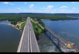 Passageiro mexe em volante e tenta jogar van da Ponte Divaldo Suruagy