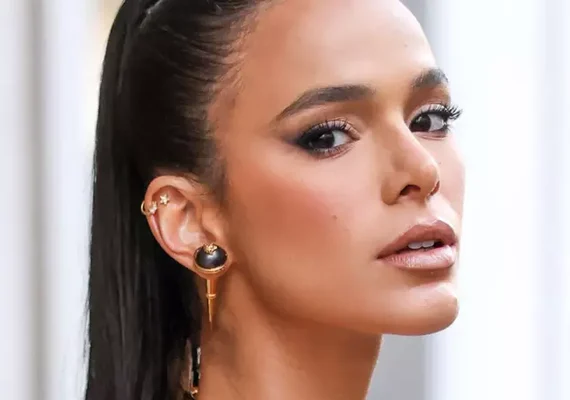 Bruna Marquezine exibe seios em ensaio nu e viraliza na web; veja