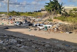 Moradores reclamam que rua não asfaltada virou depósito de lixo no Benedito Bentes
