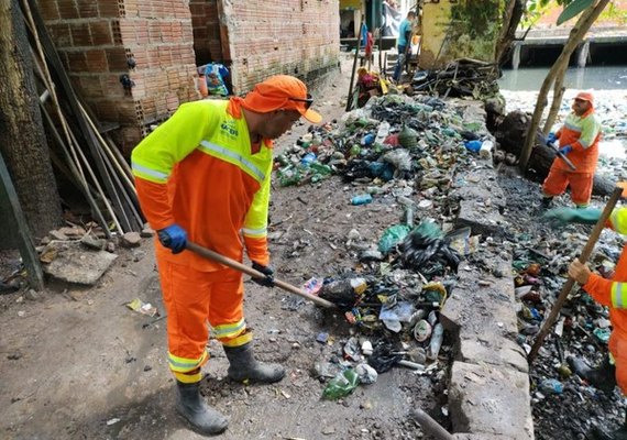 Cerca de 150 toneladas de lixo são retirados das ruas de Maceió