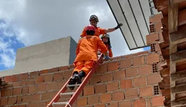 CBMAL resgata trabalhador preso em telhado