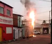 Vídeo: Incêndio atinge poste de energia elétrica no Jacintinho