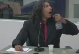 Vereador Lobão é flagrado borrifando ácool na boca durante sessão na Câmara