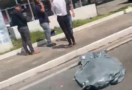 Vídeo: mulher morre após colidir moto contra um poste em Maceió