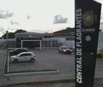 Três crianças são encontradas sozinhas em casa com drogas em Maceió