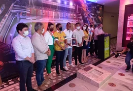 Cafu é homenageado e deixa marca dos pés no Hall da Fama do Estádio Rei Pelé