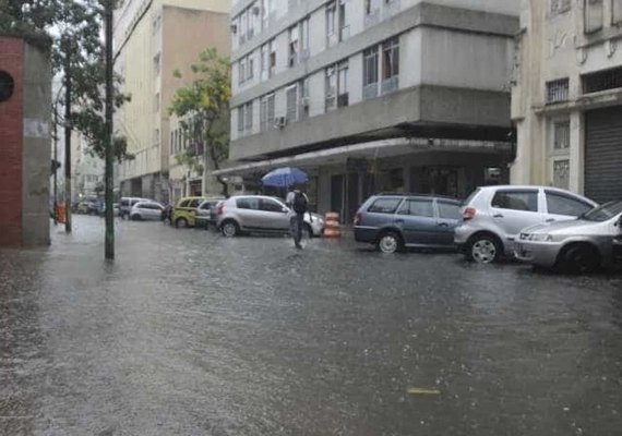 Chuva provoca 77 pontos de alagamento em SP e interdita Marginal Tietê