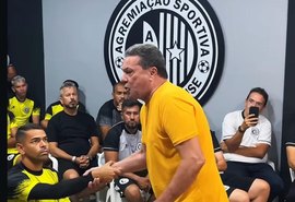 Vanderlei Luxemburgo visita CT do ASA e motiva elenco alvinegro