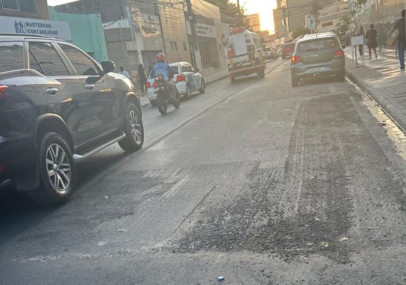 ''Deixam pela metade'': Comerciantes denunciam obras inacabadas no Centro de Maceió
