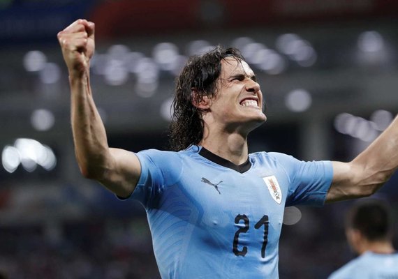 Cavani brilha, coloca Uruguai nas quartas e manda CR7 para casa