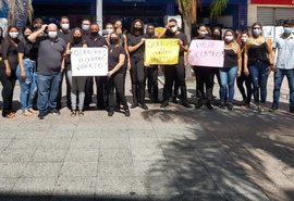 Lojistas e funcionários do Centro protestam cobrando a flexibilização do decreto