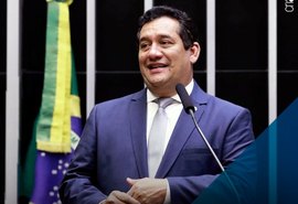 Deputado cobra ao prefeito Luciano Barbosa o reajuste salarial de professores