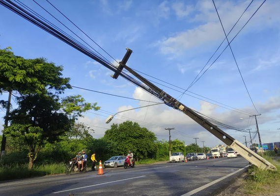 Mulher perde controle do carro e atinge poste, que tomba sobre avenida